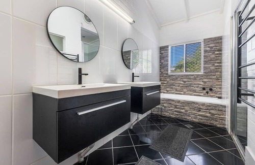 Karama Casa | LUX POOLSIDE ESCAPE in LARGE FAMILY HOME