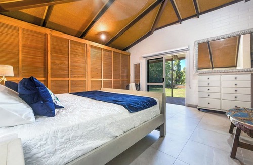 Karama Casa | LUX POOLSIDE ESCAPE in LARGE FAMILY HOME