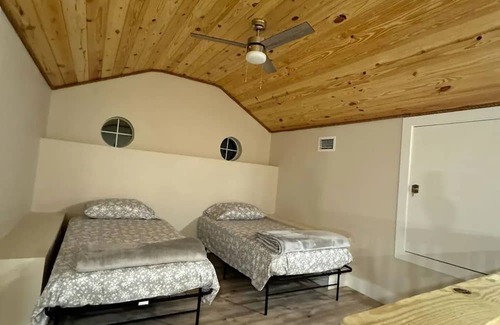 Naples Cabina | The DDD - Triple D Duplex Fishing Lodge