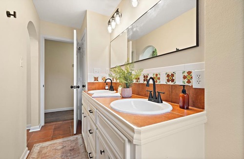 Shoreacres Casa | Charming La Porte Retreat with Outdoor Living Space