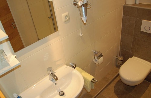 Fridolfing Apartamento | Gemütliches Dreibettzimmer mit Dusche/wc, Minibar und Balkon