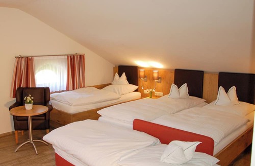 Fridolfing Apartamento | Gemütliches Dreibettzimmer mit Dusche/wc, Minibar und Balkon