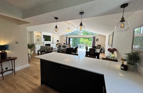Cranleigh Casa | Cranleigh home w/great room & annexe. 4 bedrooms, sleeps 7+