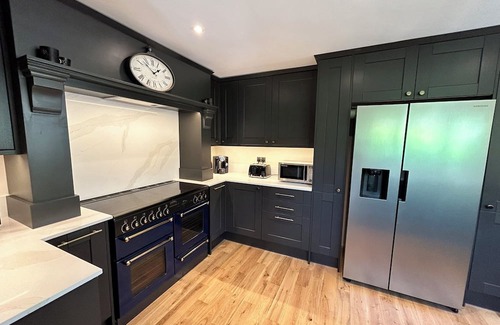 Cranleigh Casa | Cranleigh home w/great room & annexe. 4 bedrooms, sleeps 7+