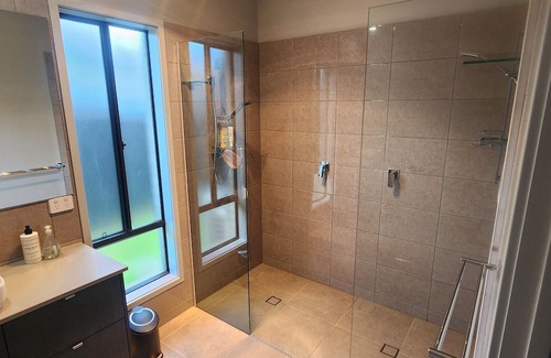 Ballina Casa | Modern Guest Suite A/C, spa, walk to shops, airport, cinema, restaurants, creek.