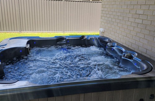 Ballina Casa | Modern Guest Suite A/C, spa, walk to shops, airport, cinema, restaurants, creek.
