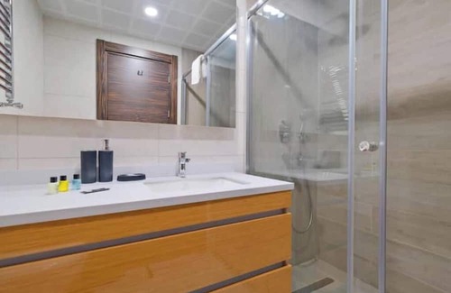 Basaksehir Apartamento | Aspen - Modern Design 2BR Apt w/ Parking & Gym