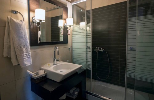 Eptalofos Condominio | Eptalofos Guesthouse - Cozy Double Suite with Fireplace