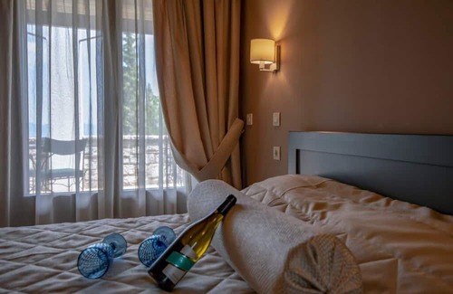 Eptalofos Condominio | Eptalofos Guesthouse - Cozy Double Suite with Fireplace