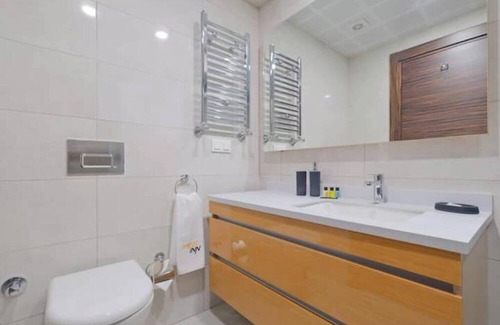 Basaksehir Apartamento | Eden - Bright Modern 2BR Apt w/ Parking & Gym