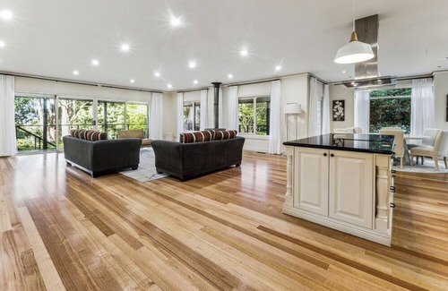 Mount Dandenong Villa | Cosy Villa among the nature. nice warm with central heating and fireplace