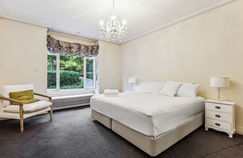 Mount Dandenong Villa | Cosy Villa among the nature. nice warm with central heating and fireplace