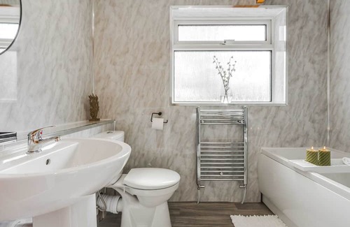 Bamber Bridge Casa | Serenity - 3 bedrooms, FREE WiFi & Parking