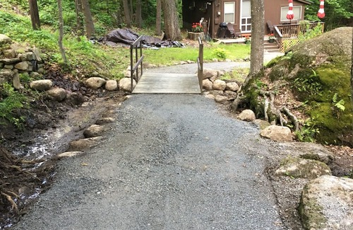 Antrim Cabina | Lake area: Romantic cabin for 2 beside a babbling brook