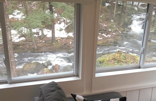 Antrim Cabina | Lake area: Romantic cabin for 2 beside a babbling brook