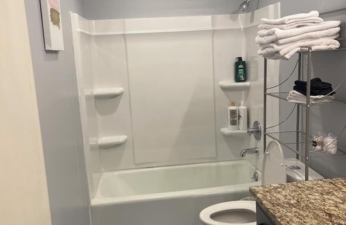 Olathe Casa | Pet friendly 3bdr with King