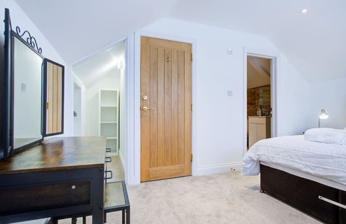 Brentwood Casa | Spacious Upstairs Bedroom Ensuite with FreeParking