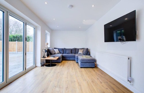 Brentwood Casa | Spacious Upstairs Bedroom Ensuite with FreeParking