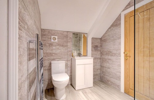 Brentwood Casa | Spacious Upstairs Bedroom Ensuite with FreeParking