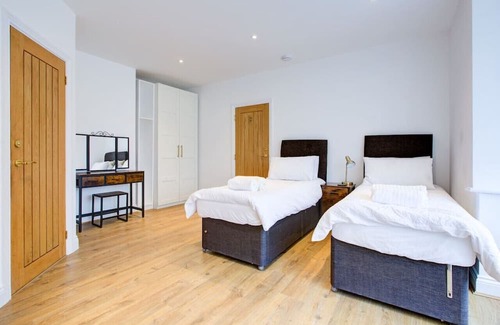 Brentwood Casa | Spacious Bedroom Ensuite in Brentwood Free Parking