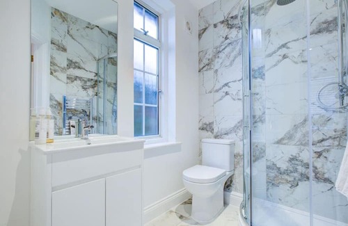 Brentwood Casa | Spacious Bedroom Ensuite in Brentwood Free Parking