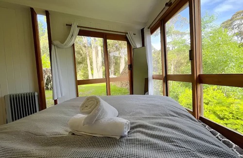 Ridgeway Casa | ✰Unique Wilderness Retreat 10 mins to CBD ✰ Bath, Heated Floors, Smart TV✰
