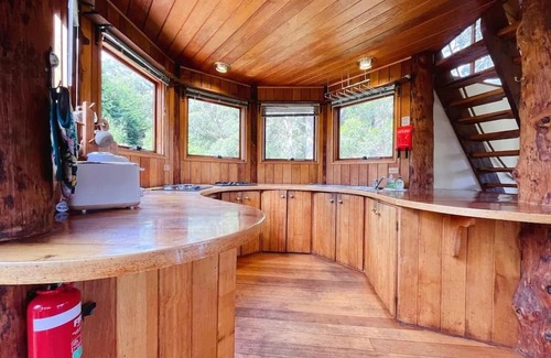 Ridgeway Casa | ✰Unique Wilderness Retreat 10 mins to CBD ✰ Bath, Heated Floors, Smart TV✰