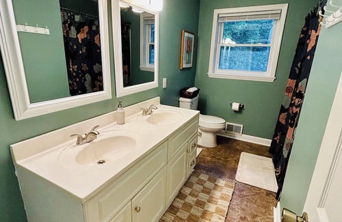 Millers Creek Casa | Sunshine Cottage ~ River Access ~ 10 min from Blue Ridge Parkway ~ Pet Friendly