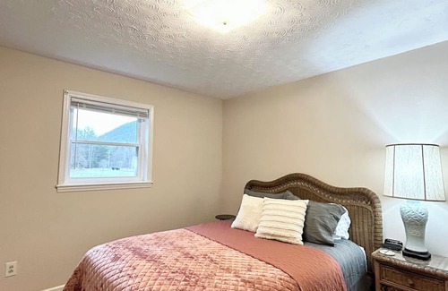 Millers Creek Casa | Sunshine Cottage ~ River Access ~ 10 min from Blue Ridge Parkway ~ Pet Friendly