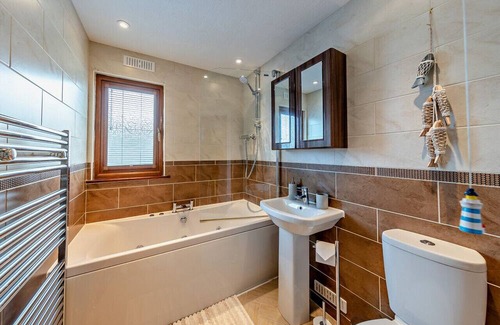 Morfa Bychan Casa | Mussel Shells Lodge - Three Bedroom House, Sleeps 6