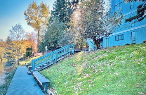 Bothell Apartamento | River Inn Cabin Theme Flat w/Dock