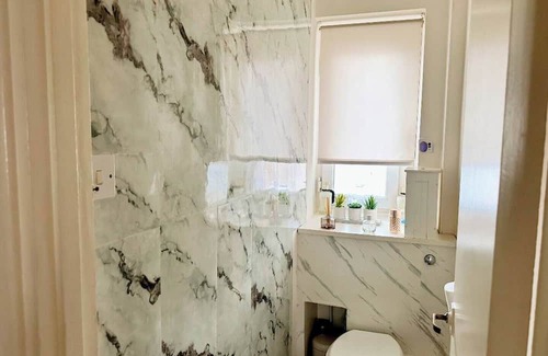 Streatham Hill Apartamento | Cosy 2 Bed with Free Parking & Lift -8min to station.