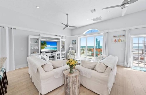 Melbourne Beach Cabaña | Beachfront Cottage - Seagrape