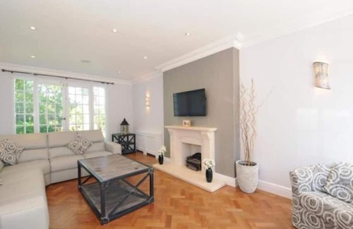 Woking Casa | Captivating 5-Bed House in Woking