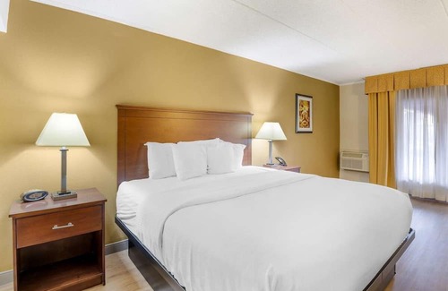 North Chesterfield Casa | Bright, Upgraded Stay with Pool & Gym – Near Virginia Commonwealth