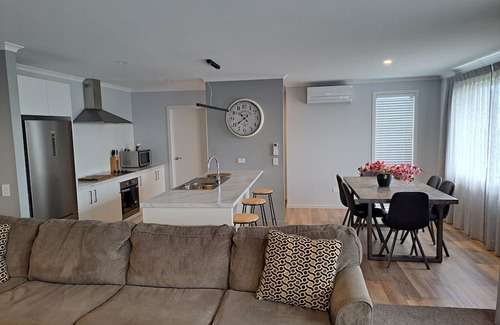 Richmond Casa | Richmond Tasman Nelson. New 3bdrm. 2 Bathroom House with Double Garage. Central