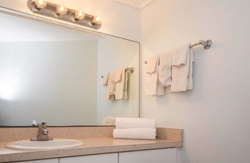 Central Beach Complejo | Oceanfront 1 Bdrm Condo with Balcony @ Reef Ocean Resort in Vero Beach, Florida