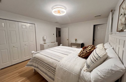 Cotuit Casa | New 2024 -Jacuzzi Hot Tub, Heated 26k Gals Swimming Pool, Game Room & Playground
