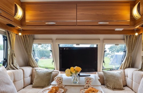 Whitchurch Casa | Luxury Lunar Caravan Sleeps 6