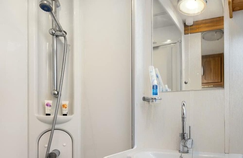 Whitchurch Casa | Luxury Lunar Caravan Sleeps 6