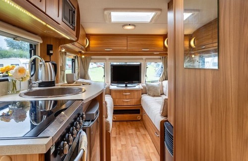 Whitchurch Casa | Luxury Lunar Caravan Sleeps 6