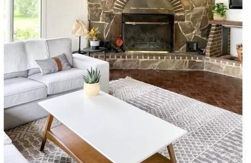 Maplecrest Casa | The Fireside: Wide-Open Spaces + Modern Amenities