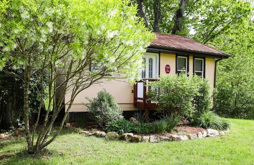 Burks Fork Cabaña | New! Joy Cottage - the perfect place for romance, by Buffalo Mtn Getaway