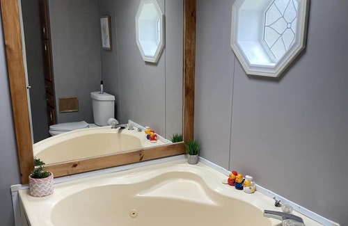 North Lake George Cabina | Hidden gem in Hague with spectacular Lake George view