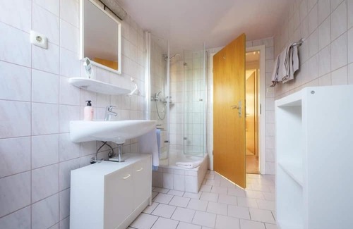 Lippstadt Apartamento | Apartment 'Wohnung Am Kurpark' with Wi-Fi