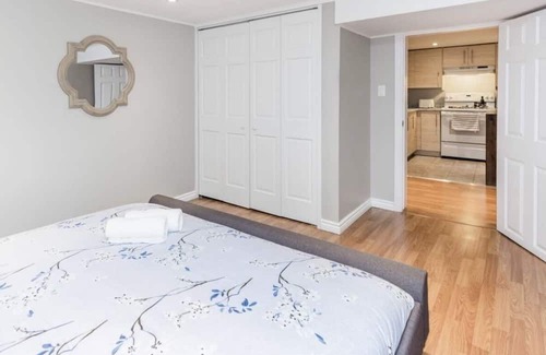 Industrial Park Apartamento | Modern 1 Bed Flat - King Bed, Close to Downtown, Shopping, Transit and Via Rail