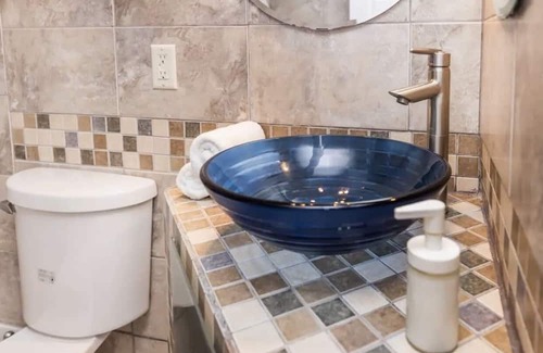 Industrial Park Apartamento | Modern 1 Bed Flat - King Bed, Close to Downtown, Shopping, Transit and Via Rail