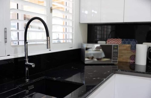 Belville Apartamento | Garten Wohnung mit Pool