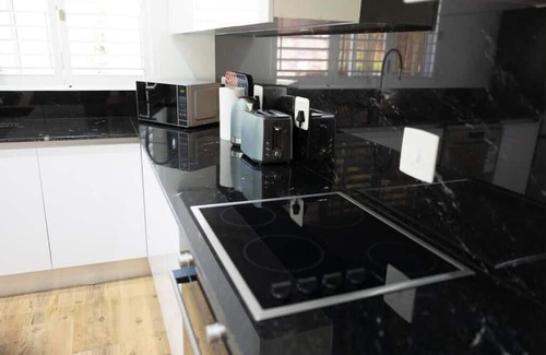 Belville Apartamento | Garten Wohnung mit Pool