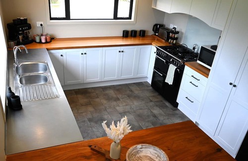 Waitomo District Casa | Mee ‘N G’s Boat Shed Marokopa’s finest luxury stay!